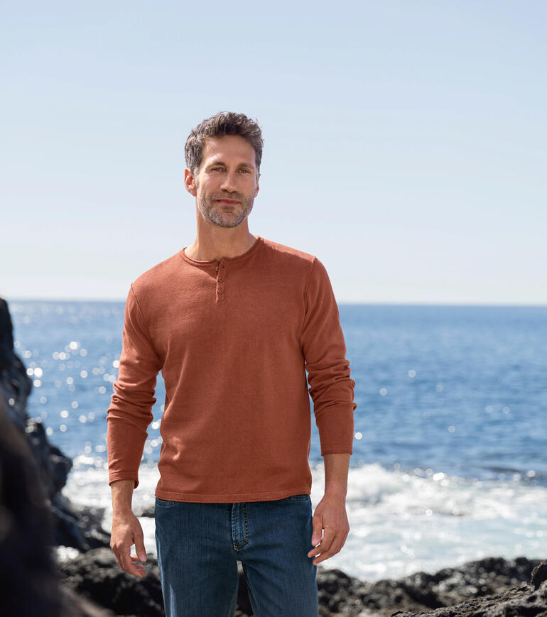 Pull décontracté Ragman Ein Mann steht am Strand in einem rostroten Ragman Pullover und Jeans.