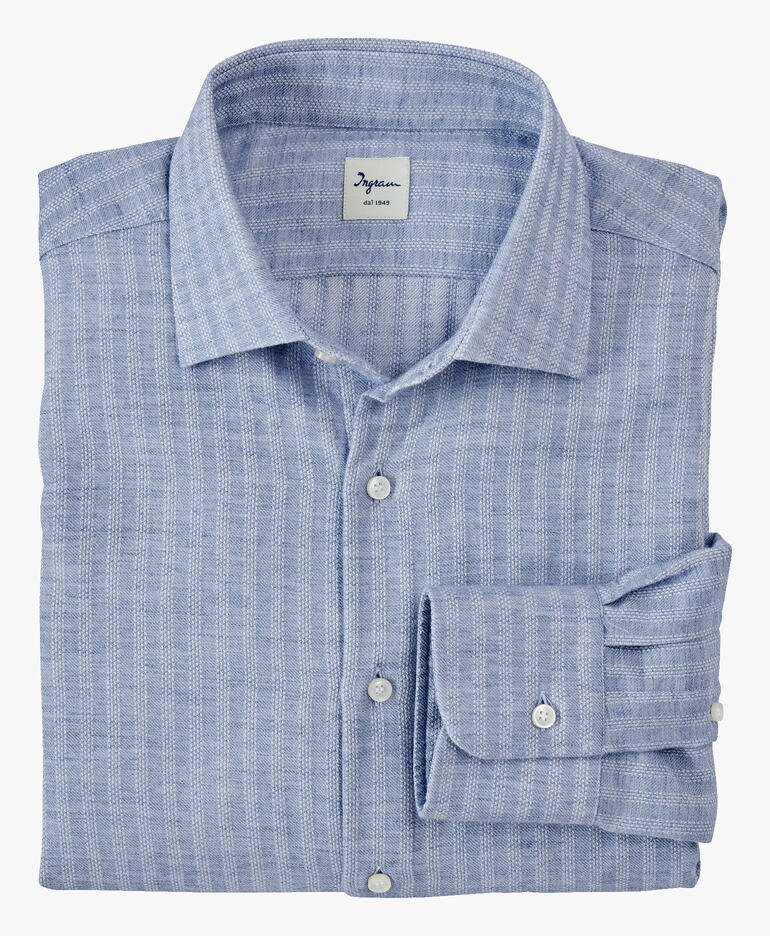 Helles blau-gestreiftes Jacquard-Hemd mit aufgerolltem Ärmel.