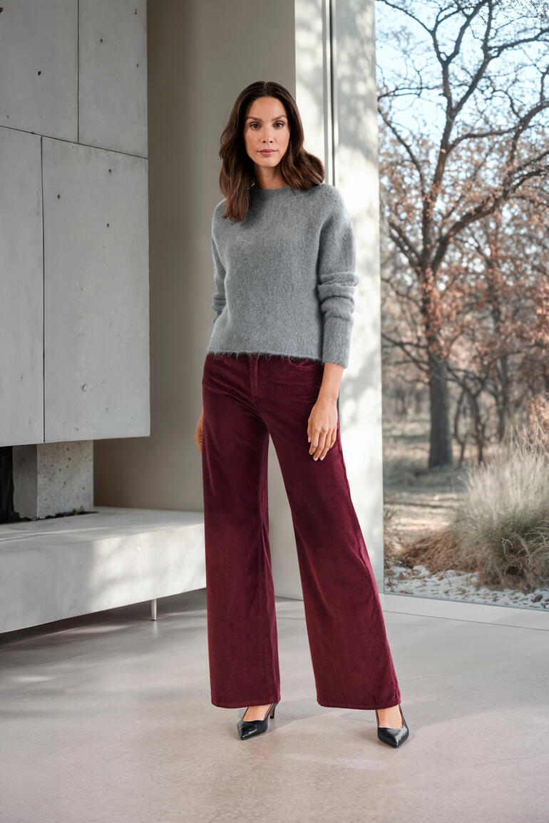 Grauer Brushed-Alpaka-Pullover in Größe 34 auf einem Model.
