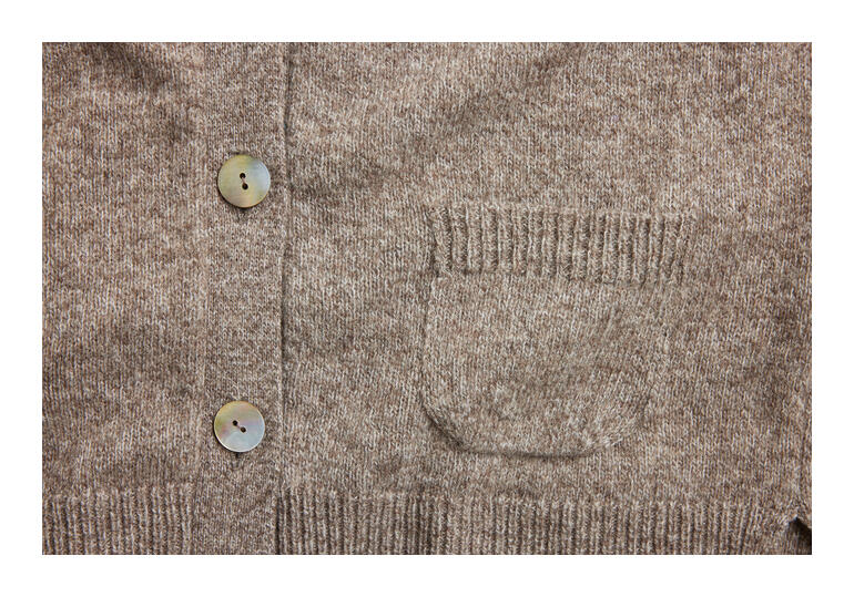 Grau-brauner Yak-Cardigan mit Tasche und Knöpfen auf weißem Hintergrund