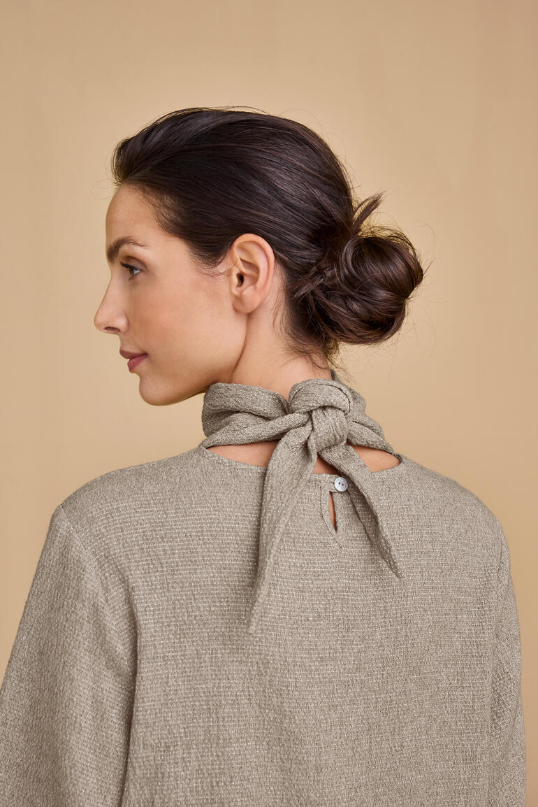 Edles Crinkle-Woll-Blusenshirt in Größe 36, Ansicht von hinten.