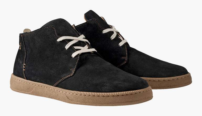 Schwarze Ultraleicht-Chukka-Schuhe mit hellen Schnürsenkeln auf neutralem Hintergrund.