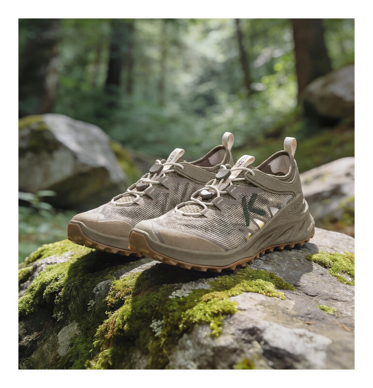 Keen Hybrid Sneaker in Beige auf weißem Hintergrund.