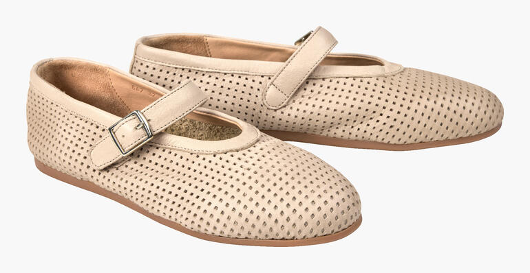 Perforierte Mary Janes in Beige mit Riemchen.