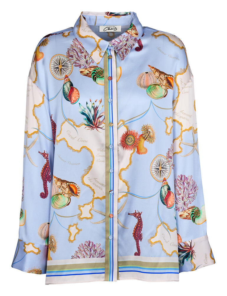 Seidenstretch-Bluse mit buntem Meeresmuster auf weißem Hintergrund.