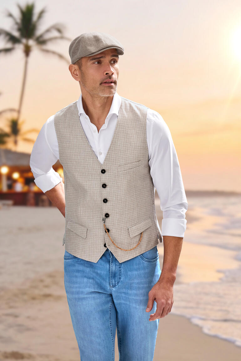 Hellbeige Leinen-Weste von Carl Gross mit Knöpfen am Strand.