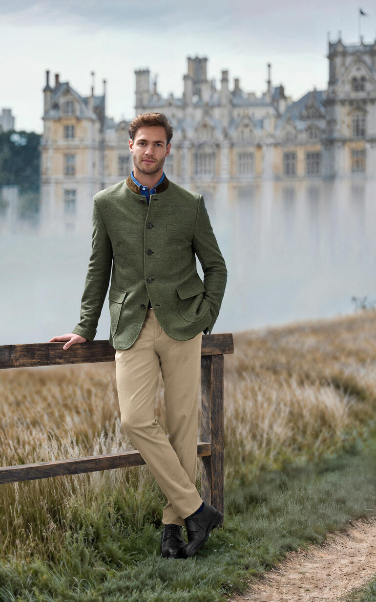 Mann in Leinen-Piqué-Sakko vor einer romantischen Kulisse.