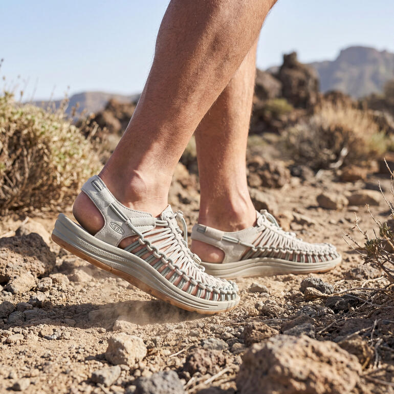 Keen Outdoor Sandale Uneek in Steinfarbe auf dem Terrain