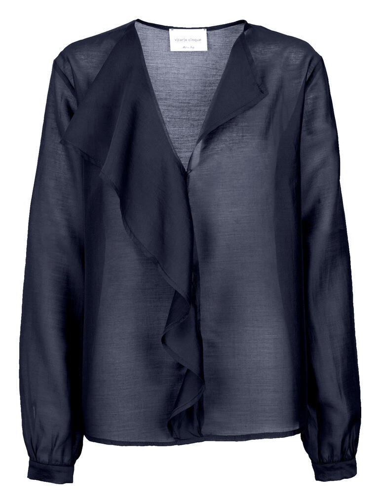 Dunkelblaue Lyocell-Musselin-Bluse mit lässigem Schnitt und drapiertem Kragen auf einem weißen Hintergrund.