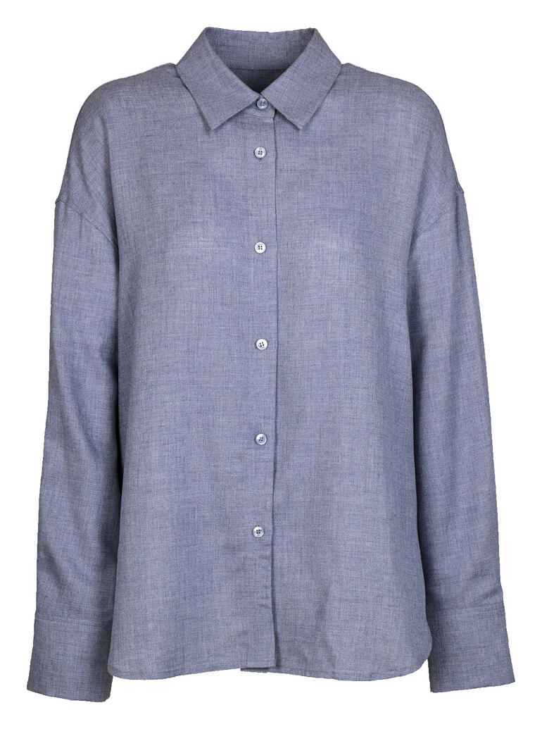 Blaue Bluse mit durchgehender Knopfleiste und langen Ärmeln.