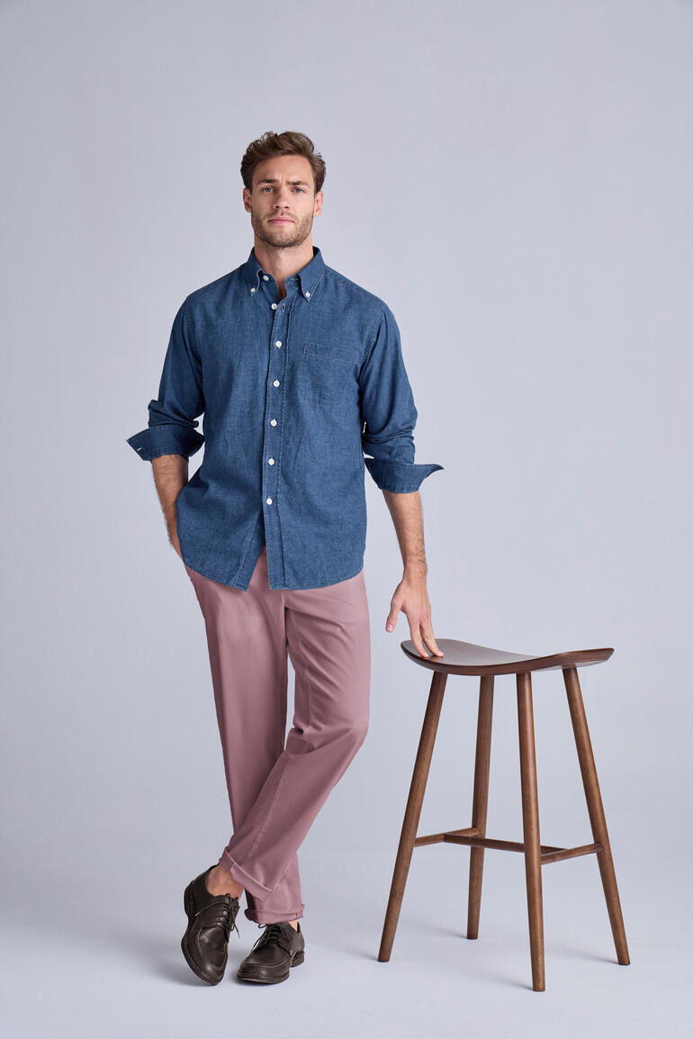 Ingram Leinen-Denim-Hemd in Blau, lässig über Hose getragen, Holzstuhl im Hintergrund