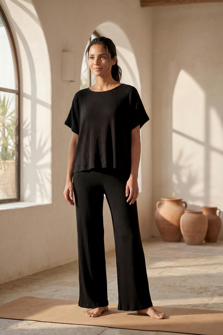 Schwarzes Yoga-Shirt mit weitem, lockeren Schnitt im Studio