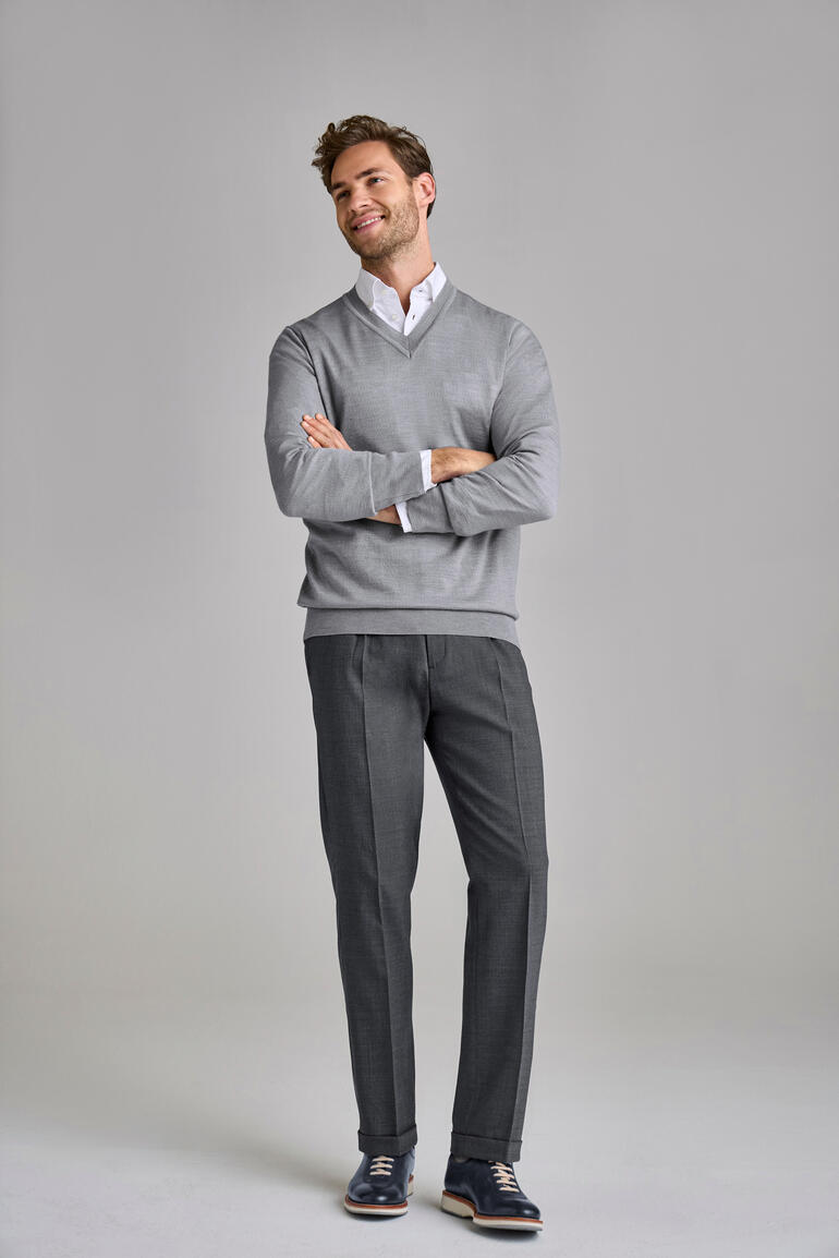 Grau gestreifte Bundfalten-Hose für Herren, stehend mit einem Pullover.