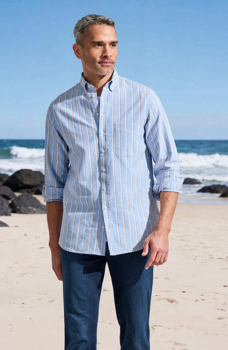 Mann in gestreifter Langarmhemd in maritimer Umgebung am Strand