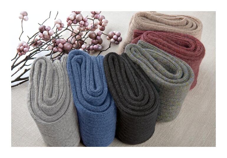 Wolle in verschiedenen Farben, Röllchen auf neutralem Hintergrund.