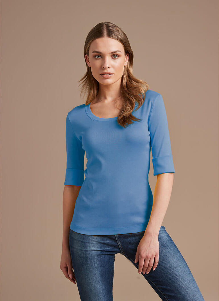 Jeans Blaues Wolff-Shirt, weibliches Modell auf neutralem Hintergrund.