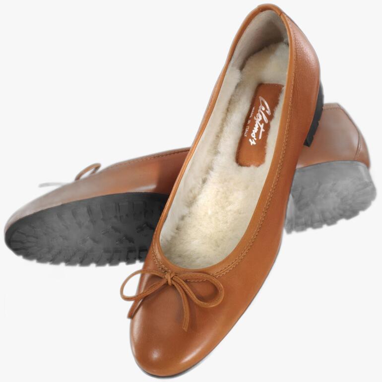 Casanova Lammfell-Ballerina in Braun, detailreiche Ansicht von hinten.