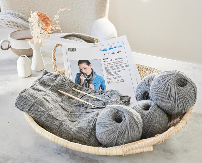 Strickset für einen Merino-Kaschmir-Schal in einer Schüssel.