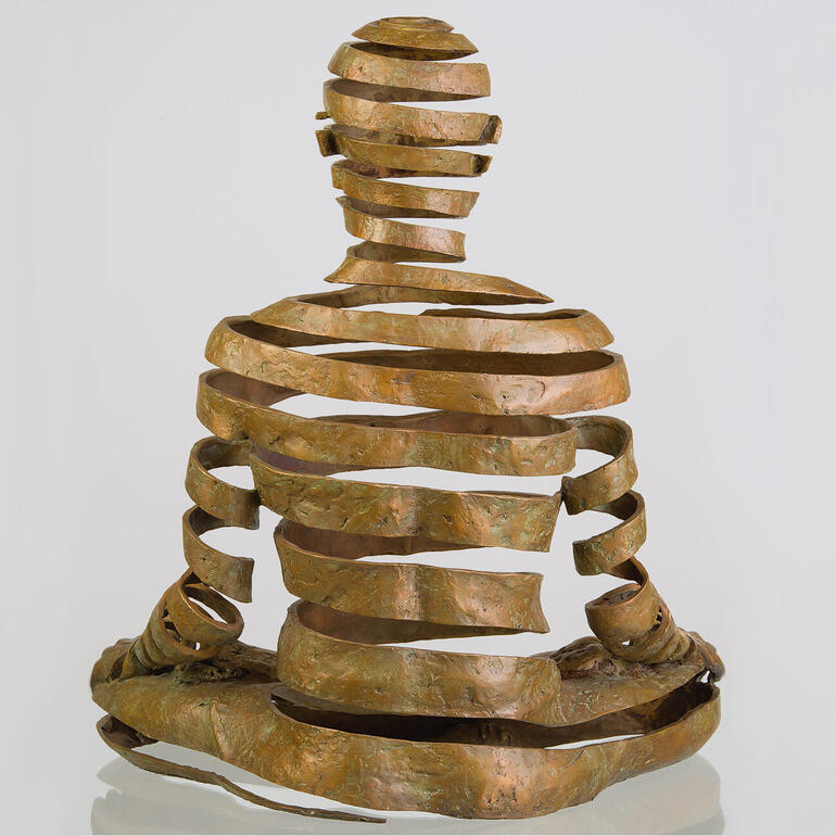 Sukhi Barber – Appearance/Emptiness, Rückansicht der goldenen Statue in meditierender Haltung.