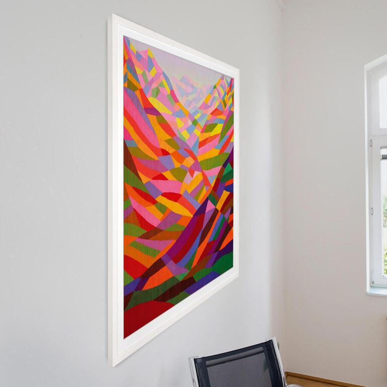 Buntes abstraktes Gemälde mit geometrischen Formen an einer Wand.