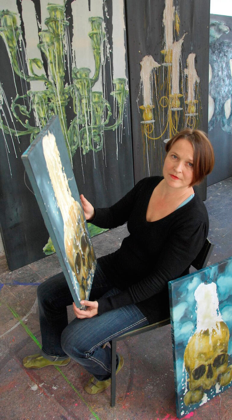Melanie Richter Melanie Richter bei der Arbeit an ihren Kunstwerken mit Kandelabern