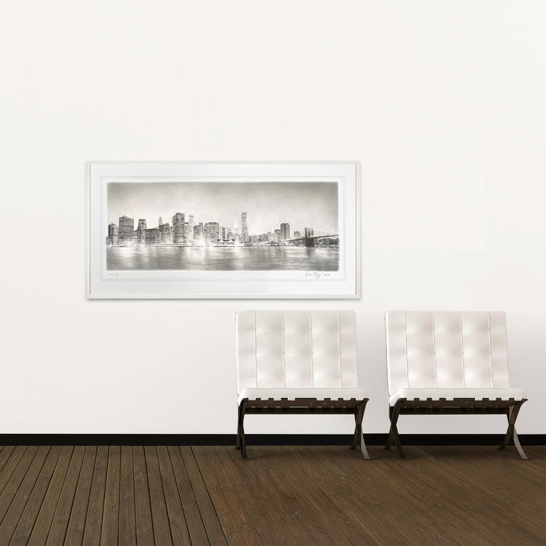 Das grossformatige Werk zeigt die Skyline der Insel Manhattan, die äusserst detailliert zu erkennen ist. Modernes Wohnambiente mit Koshi Takagis Stadtlandschaft an der Wand