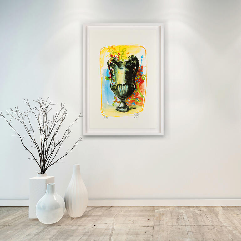 Unverkennbar Lüpertz – es gibt nichts Vergleichbares auf dem Kunstmarkt. Vase mit buntem, künstlerischem Design von Markus Lüpertz an einer Wand.