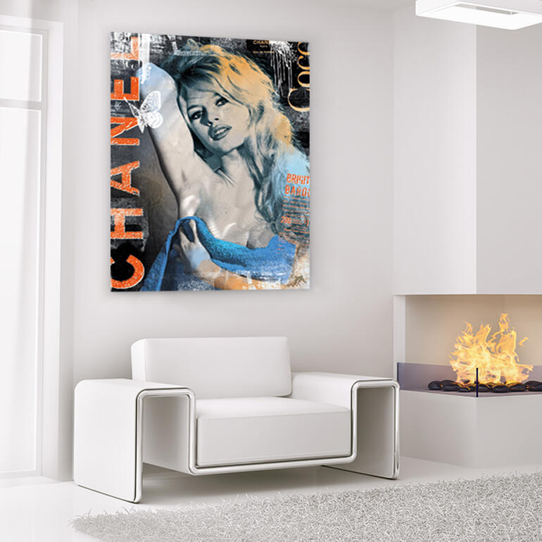 Brigitte Bardot Gemälde in einem modernen Wohnraum neben einem Feuer.