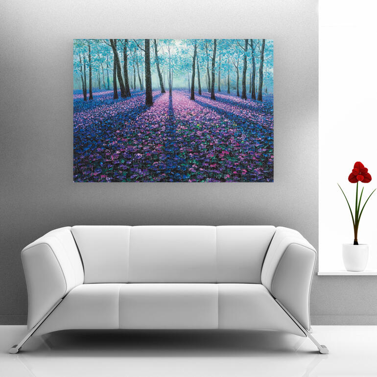 Lebendiger Wald mit blühenden Blumen in einer blauen und lila Farbpalette.