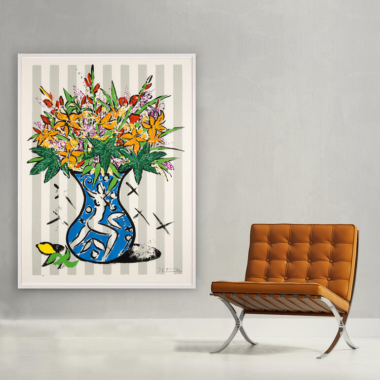 Große farbenfrohe Vase mit Blumen, die an einer Wand hängt.