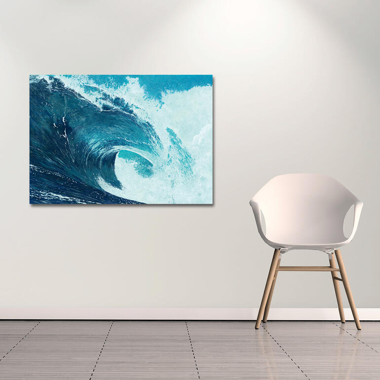 Das Werk ist in den Grössen 85 x 60 x 2 cm ... Wellenbild an einer Wand neben einem Stuhl.