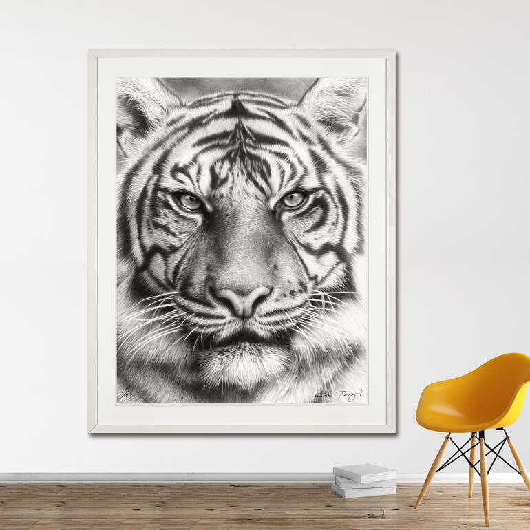 Porträt eines Tigers in Schwarzweiß, gerahmt an einer Wand.