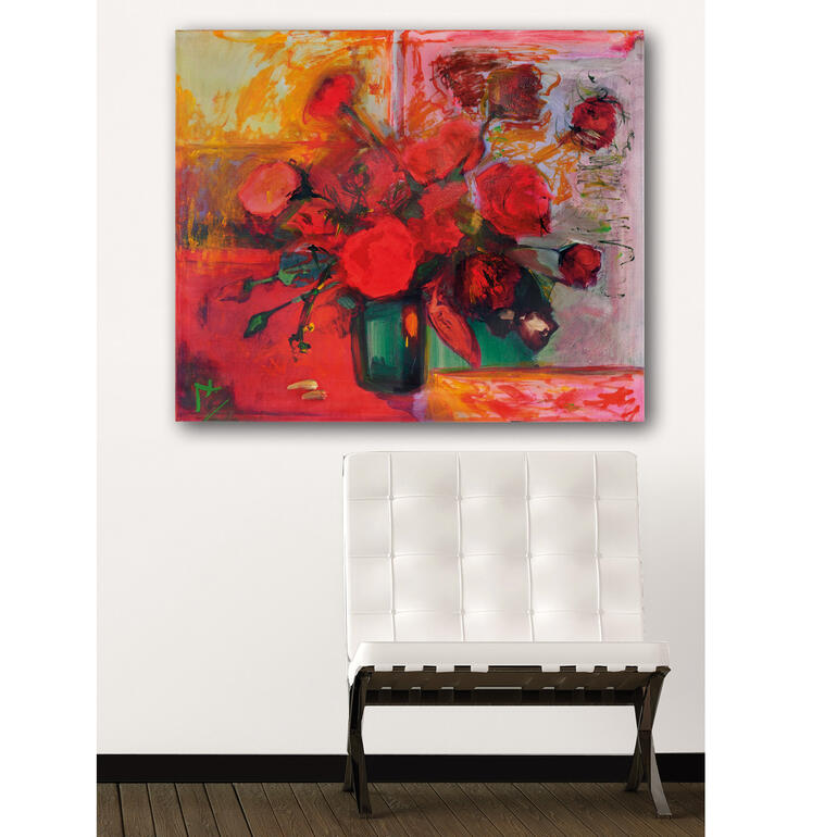 Axel Kentsch – Rosas de Mallorca Gemälde von roten Rosen in einer Vase, an der Wand über einem weißen Stuhl.