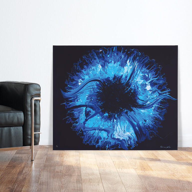 Yelizavyeta – Blue Space Farbenfrohes Gemälde in Blau mit spiralförmigem Muster auf schwarzem Hintergrund.