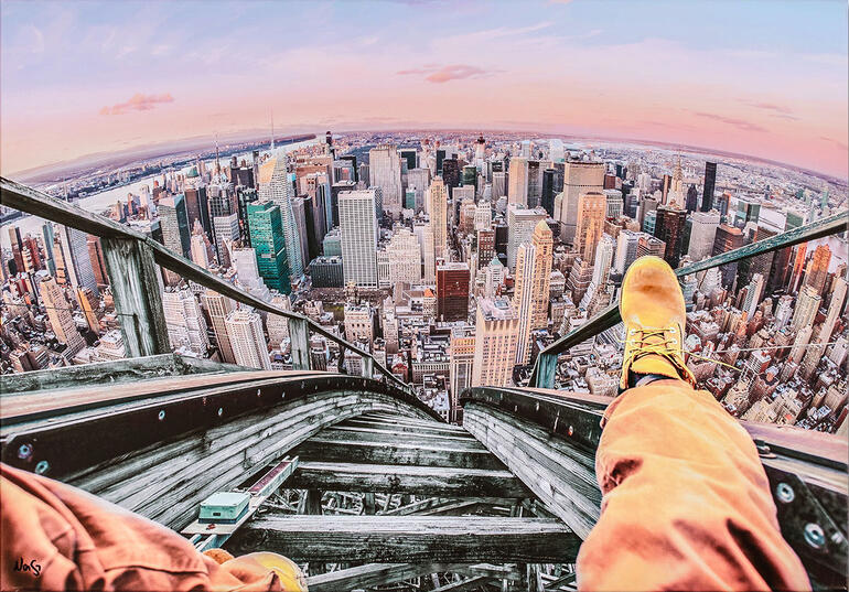 Blick auf die Skyline von New York von einem Hochpunkt mit einem Vergnügungspark.