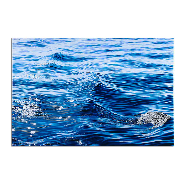 Wellenbewegungen auf klarem Wasser.