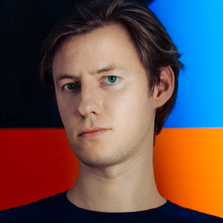 Pawel Nolbert Porträt des Künstlers mit buntem Hintergrund