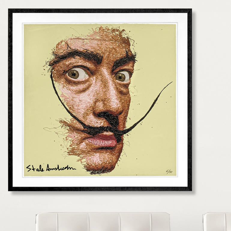 Porträt von Salvador Dalí in einem Raum, gerahmt.