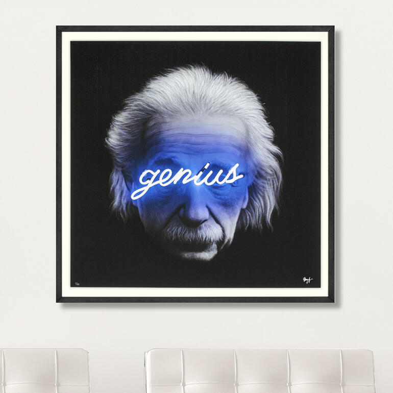 Porträt von Albert Einstein mit dem Wort 'genius', gerahmt im Hintergrund eines Raumes