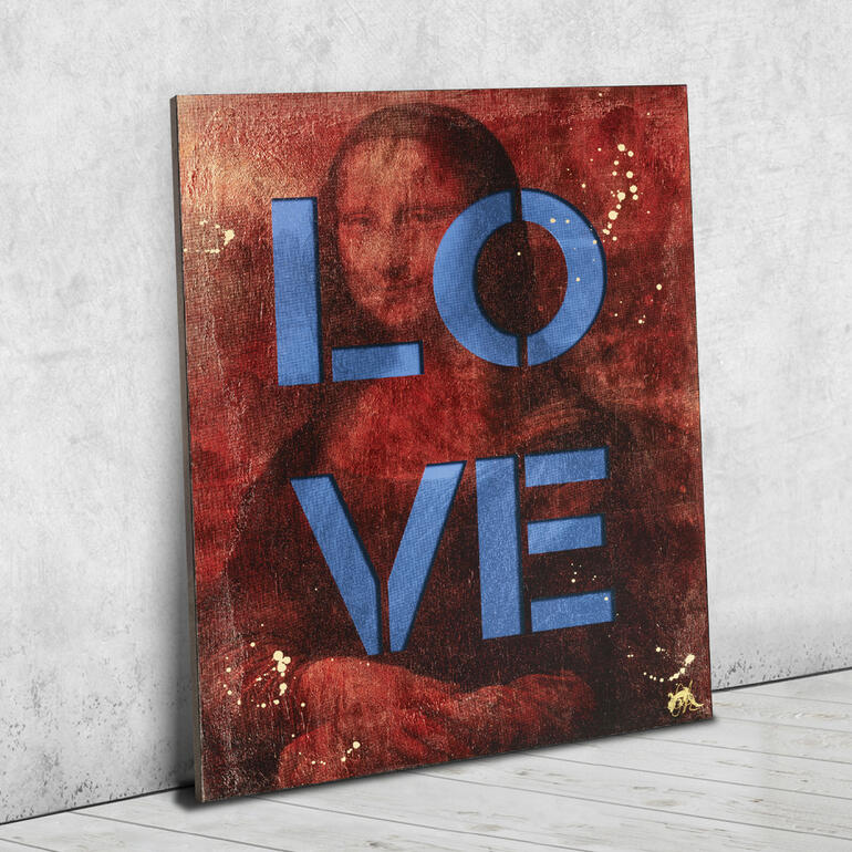Kunstwerk mit der Mona Lisa, umrahmt von dem Wort 'LOVE'