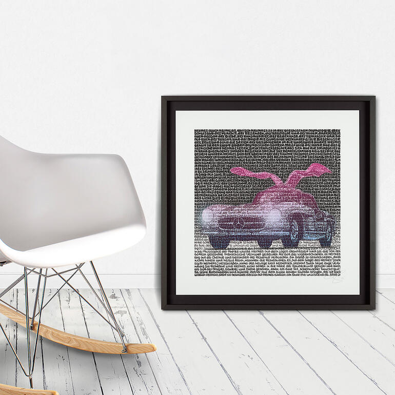 Kunstwerk mit Auto und einer Hasenfigur auf weißem Hintergrund.