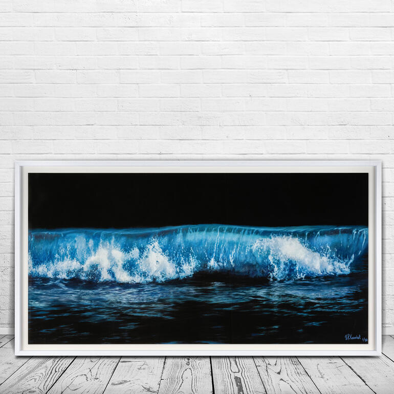 Realistische Darstellung einer Welle in Blau und Weiß auf schwarzem Hintergrund.
