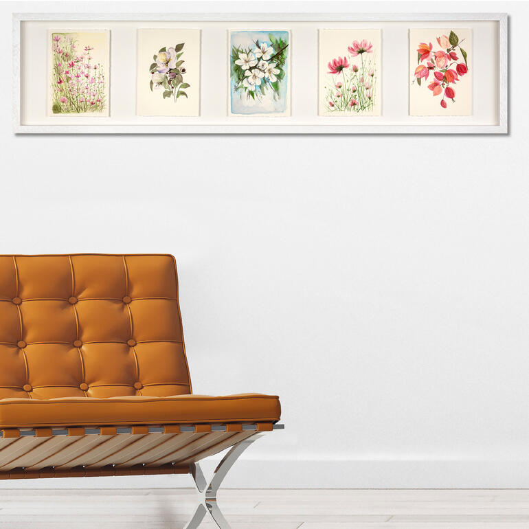 Fünf gerahmte Blumenillustrationen an der Wand über einem Stuhl