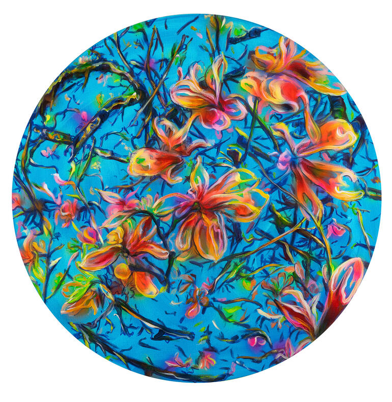 Buntes Gemälde mit Magnolienblüten auf blauem Hintergrund.