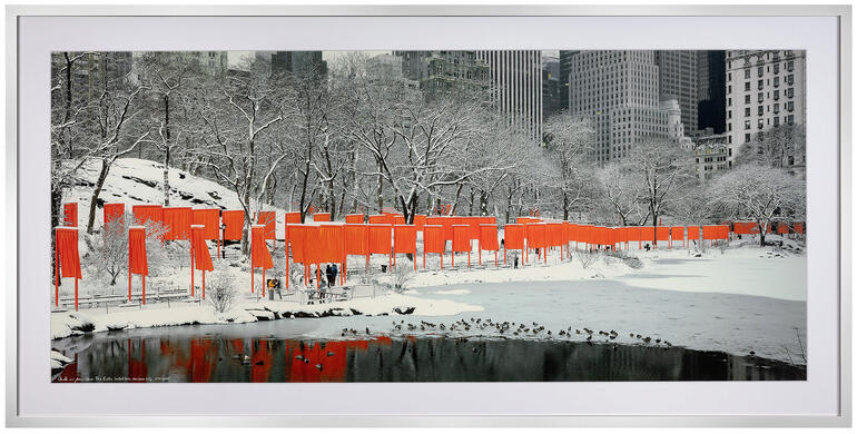 Schneeüberzogene Landschaft mit orangenen Stofftoren im Central Park, NY.