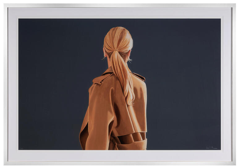 Rückansicht einer Frau in einem golden Trenchcoat, vor dunklem Hintergrund.