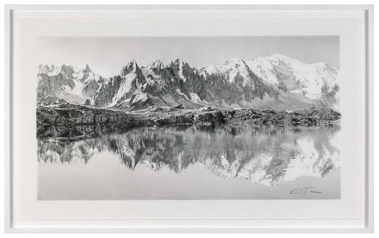 Schwarz-weiß Zeichnung des Mont Blanc mit Reflexion im Wasser.