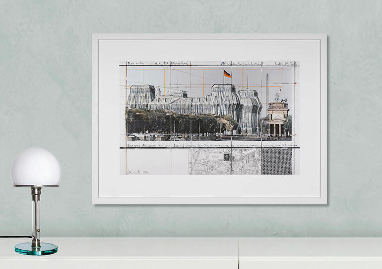 Kunstwerk von Christo und Jeanne-Claude mit dem Reichstag im Hintergrund.