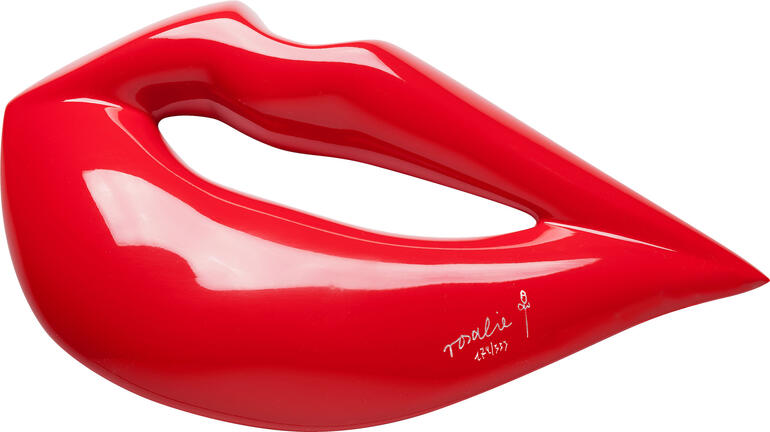 Rot glänzende Lippenform als Skulptur.