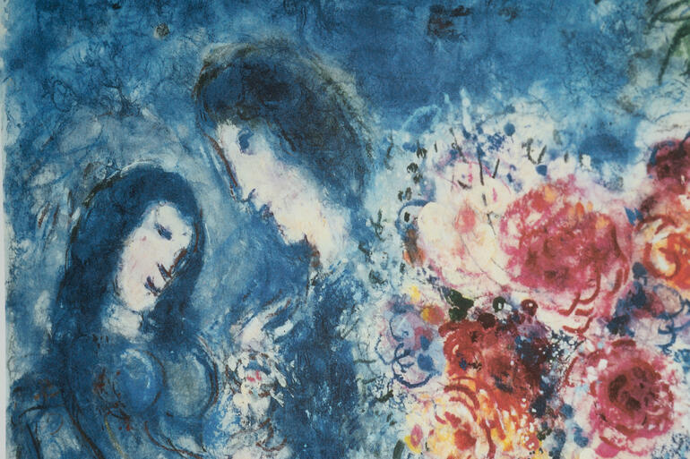 Üppige Blumensträusse, verliebte Pärchen und kraftvolle Farben – Chagalls unverkennbare Traumwelten. Detail eines Gemäldes von Marc Chagall mit zwei Figuren und Blumen.